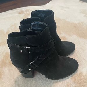Gianna Bini size 8 black suede booties with buckle accent